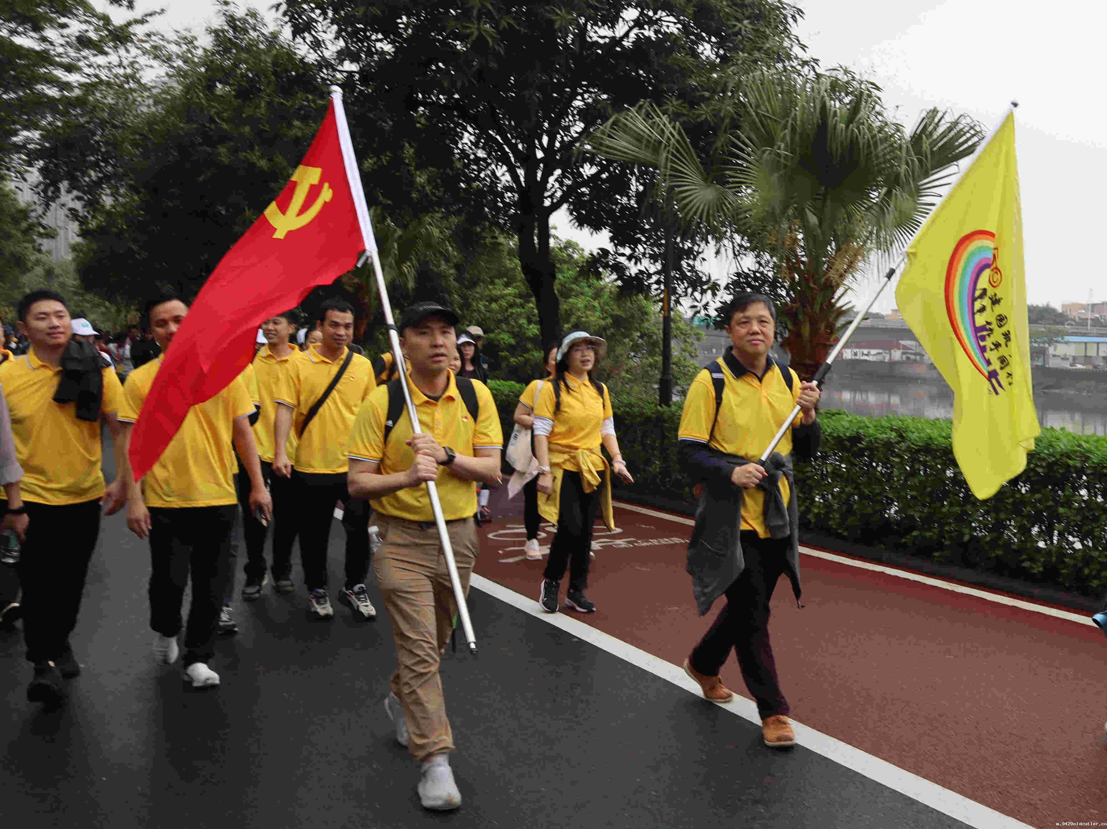 我会党支部书记雷毅文和秘书长姚毅文带领队伍徒步向前.jpg 我会党支部书记雷毅文和秘书长姚毅文带领队伍徒步向前.jpg