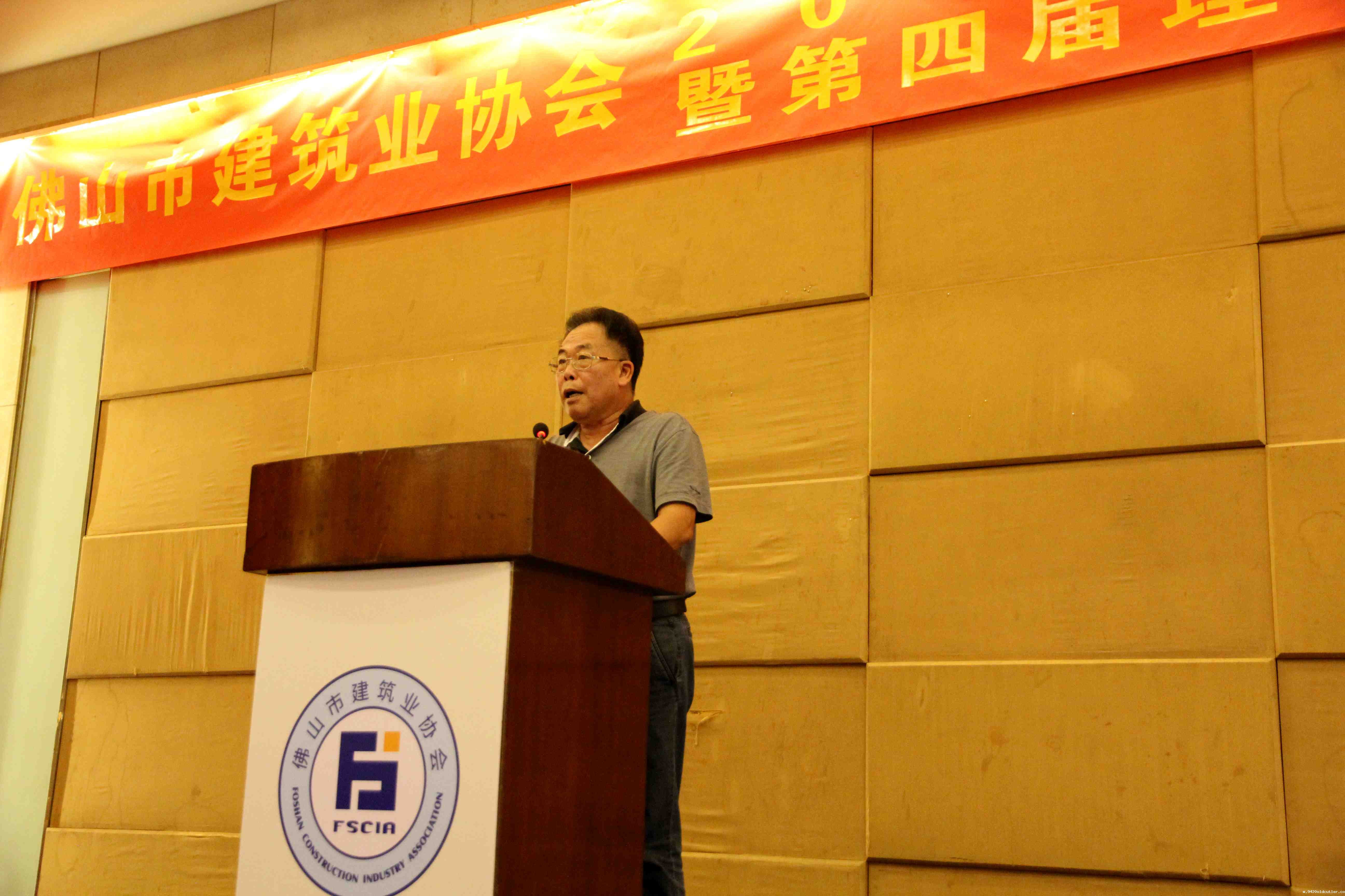 市建协会长冼洛祥向各会员企业代表报告了协会2015年度工作总结及2016年工作计划.JPG