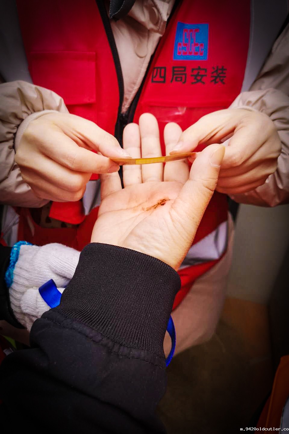 6.紧张赛跑:肖红江的手被划开了一条口子.jpg